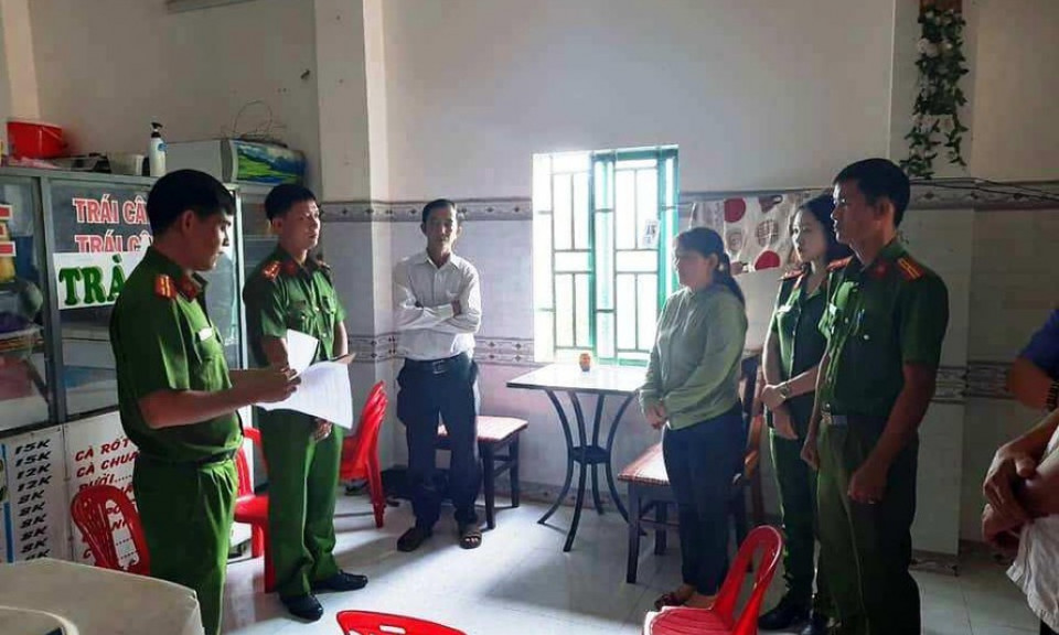 Vợ cán bộ huyện 'nổ' quen Bí thư Huyện ủy, lừa tiền chạy việc của 14 người