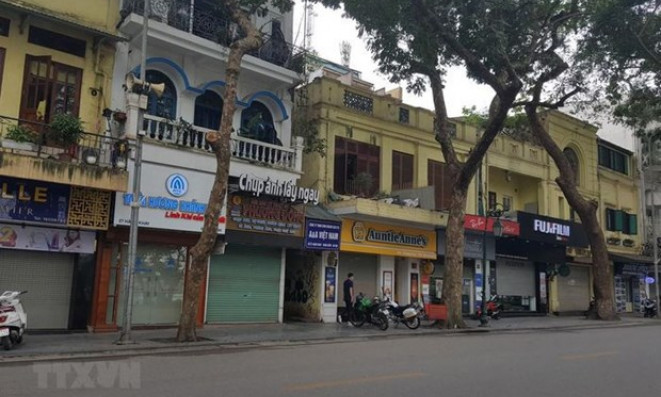 Ha Noi shuts down on-site restaurants, hair salons