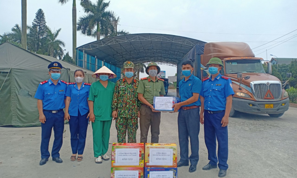 Công đoàn ngành GTVT: Tặng quà CNVC làm việc tại các chốt kiểm soát phòng, chống dịch 