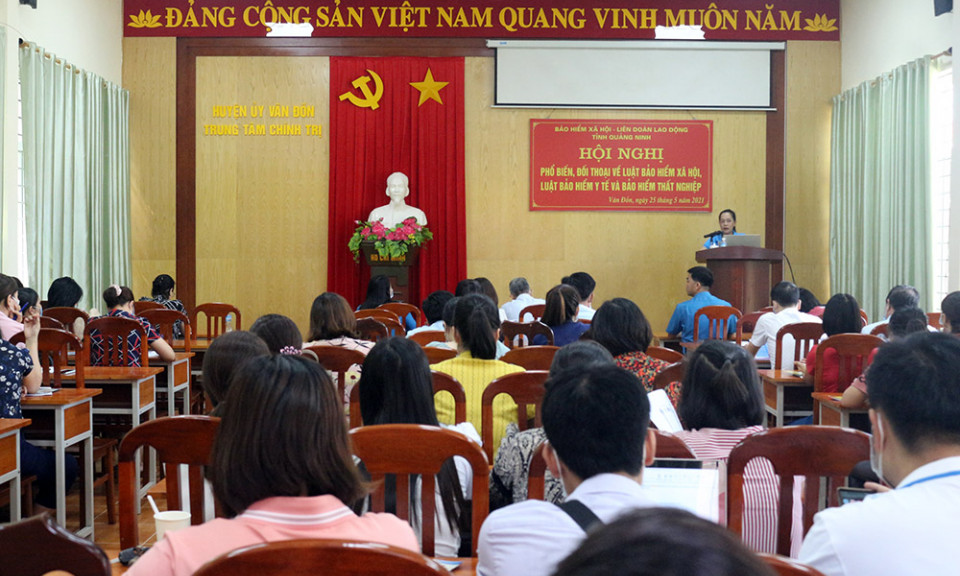 Bảo hiểm xã hội phối hợp với LĐLĐ tỉnh tuyên truyền, phổ biến và đối thoại chính sách pháp luật tại Vân Đồn