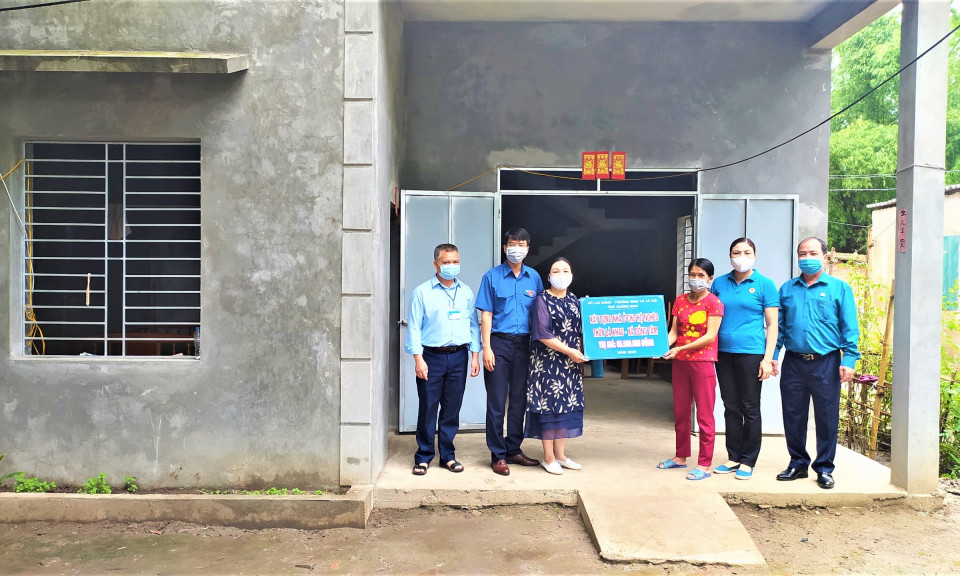 Bàn giao nhà cho hộ nghèo ở Bình Liêu