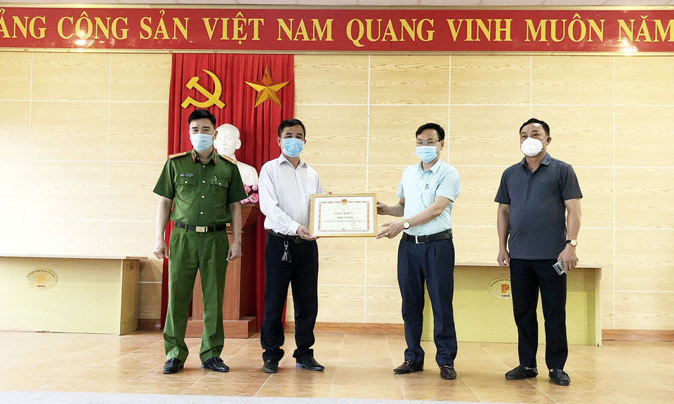 Hạ Long: Khen thưởng đột xuất tập thể, cá nhân có thành tích trong phòng, chống dịch Covid-19 