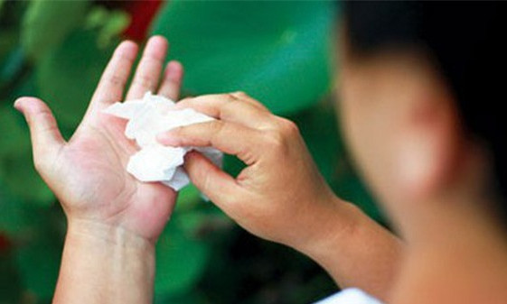 4 cách chữa ra mồ hôi tay bạn cần nhớ