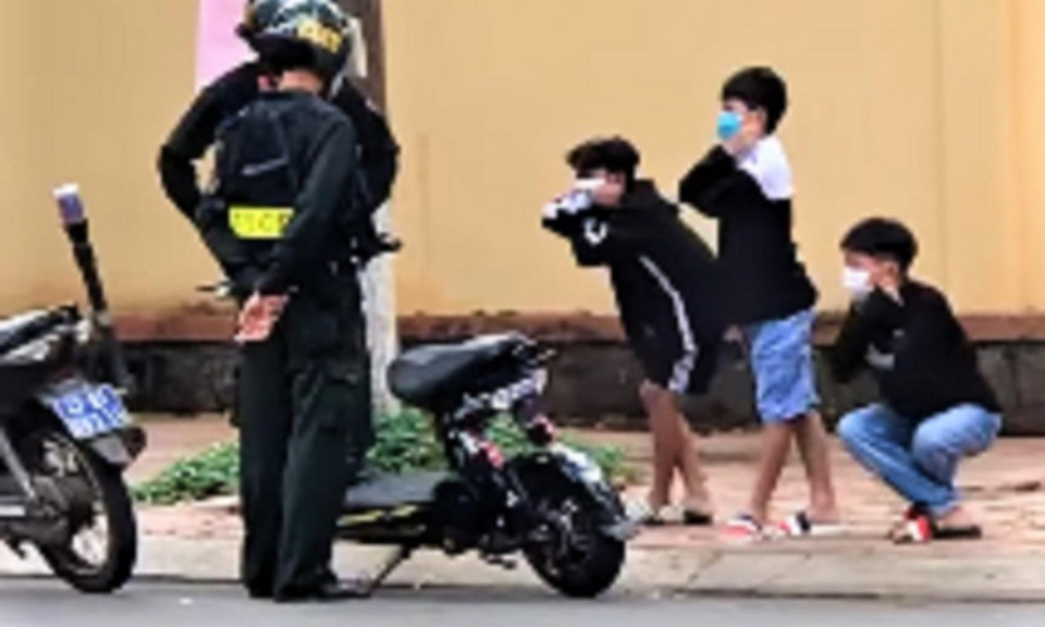 Xôn xao Clip cảnh sát phạt ba học sinh 'thụt xì dầu'