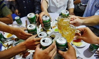 Công an xã bị gãy tay khi truy đuổi 6 người ăn nhậu trong mùa dịch