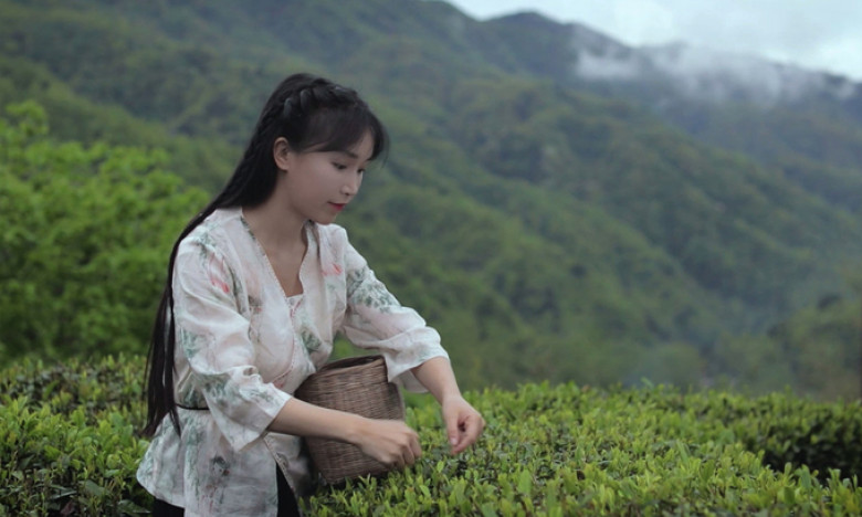 Lý Tử Thất: 'Tôi đánh vài lớp phấn rồi vẫn đen'