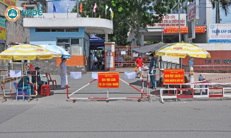 Phòng tỏa tạm thời Bệnh viện quận Tân Phú sau khi phát hiện 3 ca nghi nhiễm COVID-19 đến khám