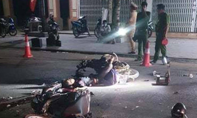 Hai xe máy đấu đầu trong đêm khiến 2 người tử vong, 2 người trọng thương