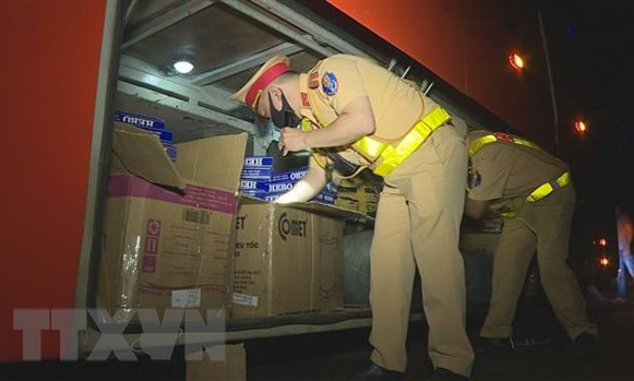 Đắk Lắk phát hiện xe khách giường nằm vận chuyển thuốc lá lậu
