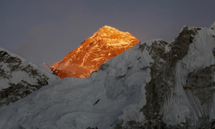 Hàng trăm nhà leo núi vẫn quyết chinh phục đỉnh Everest bất chấp dịch COVID-19