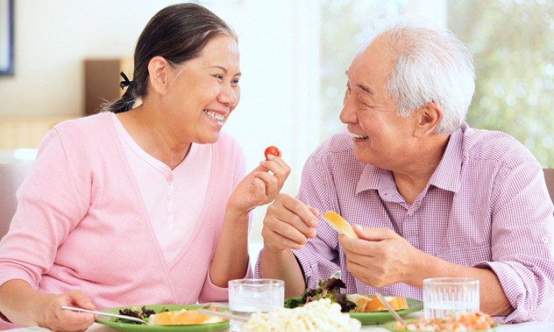 Ăn gì để tăng cường đề kháng cho người cao tuổi trong mùa dịch