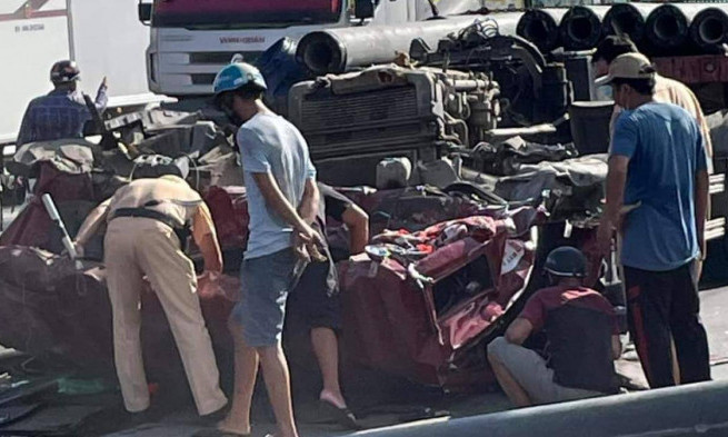Xe máy vượt đèn đỏ, xe đầu kéo phanh gấp khiến 2 người bị thương nặng