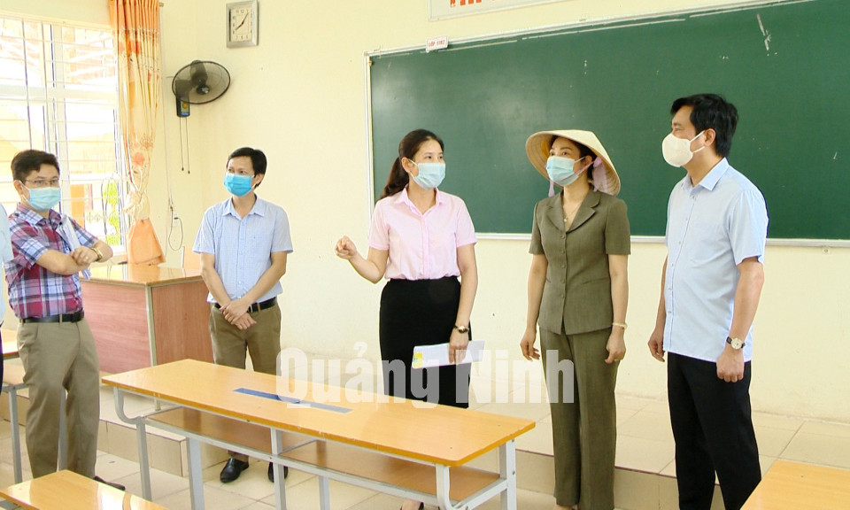 Chủ tịch UBND tỉnh Nguyễn Tường Văn kiểm tra công tác chuẩn bị cho kỳ thi tuyển sinh lớp 10 tại Đông Triều và Quảng Yên, tháng 5-2021