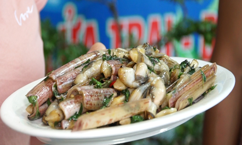 Ốc móng tay xào rau húng