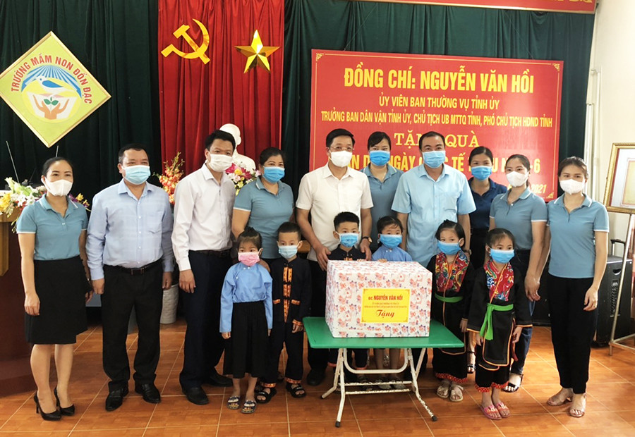 Đồng chí Nguyễn Văn Hồi, Chủ tịch Ủy ban MTTQ tỉnh Quảng Ninh tặng quà cho cô và trò Trường Mầm non Đồn Đạc.