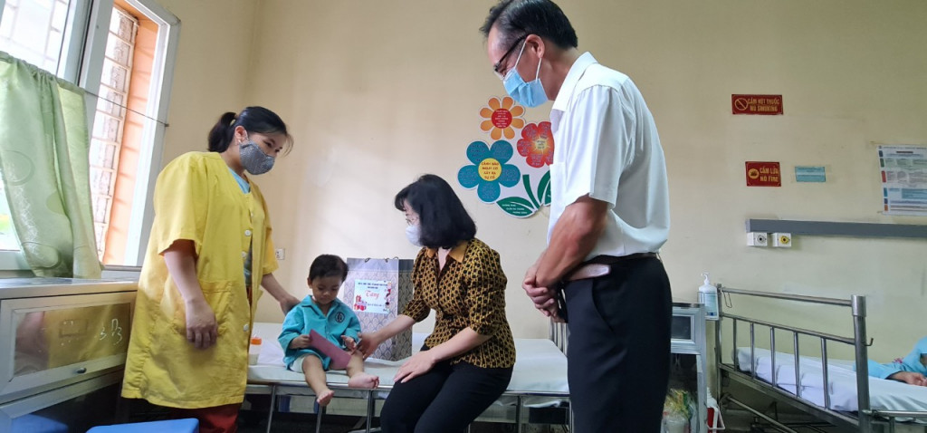 Phó Chủ tịch Thường trực HĐND tỉnh Trịnh Thị Minh Thanh tặng quà cho cháu nhỏ đang nằm điều trị tại Việt Nam – Thụy Điển (TP Uông Bí). 