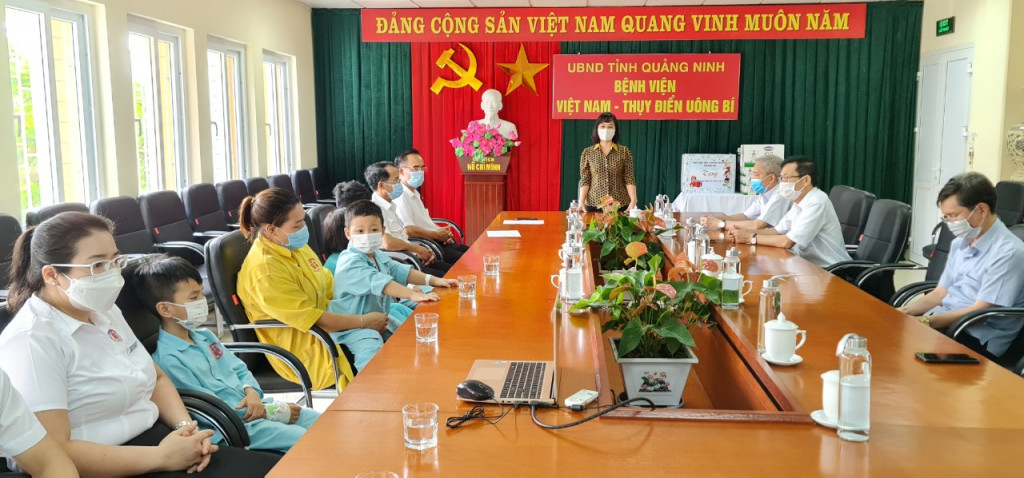 Phó Chủ tịch Thường trực HĐND tỉnh hỏi thăm, động viên các bệnh nhi, người nhà và đội ngũ y bác sỹ của Bệnh viện Việt Nam - Thụy Điển. 