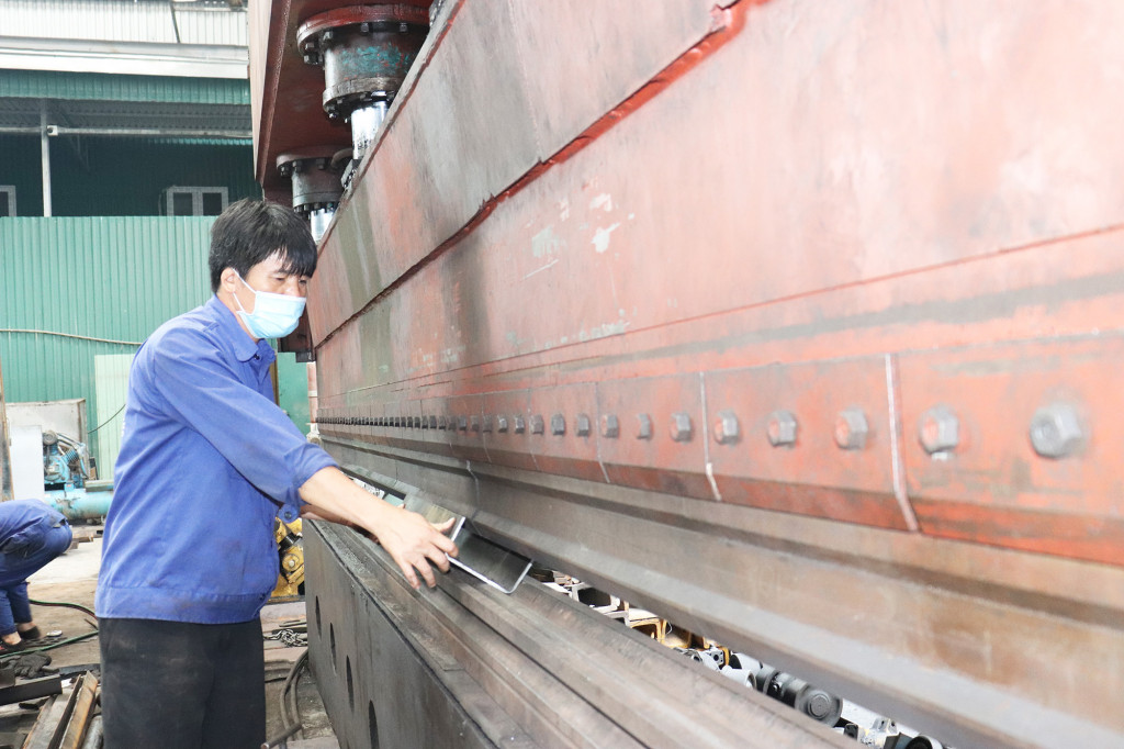 Hoạt động sản xuất kinh doanh cơ khí tại Công ty TNHH Cơ khí Văn Chương (CCN Hà Khánh).