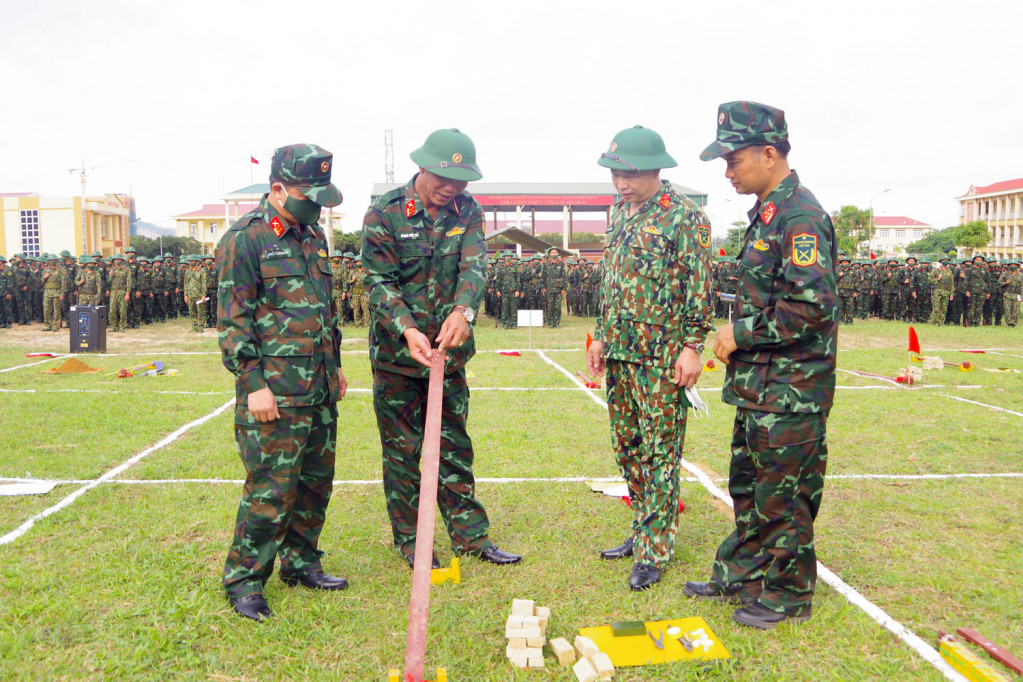 Đại tá Phạm Đức Tiếp, Phó Tham mưu trưởng Quân khu 3 cùng đoàn công tác tiến hành kiểm tra công tác chuẩn bị đánh thuốc nổ của chiến sĩ mới.