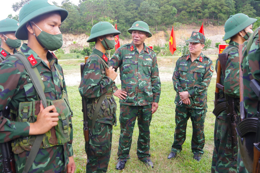 Đại tá Phạm Đức Tiếp, Phó Tham mưu trưởng Quân khu 3, cùng lãnh đạo Bộ CHQS tỉnh, nắm tình hình và động viên chiến sĩ mới.