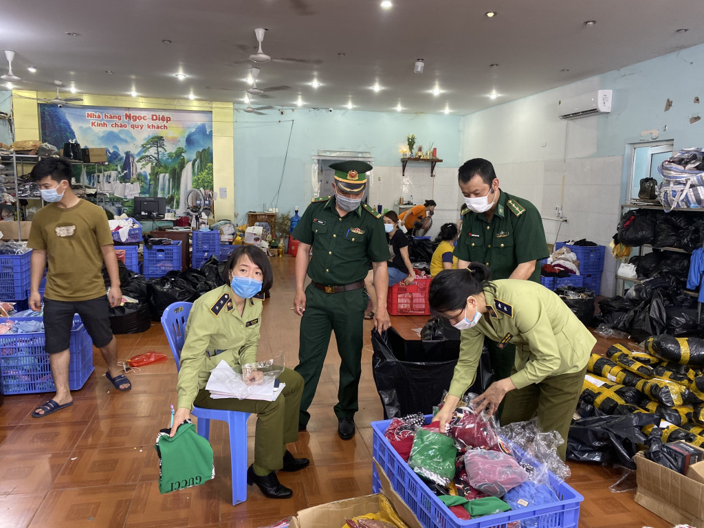 Lực lượng chức năng kiểm tra, lập biên bản kho hàng lậu tại phường Cẩm Thành, TP Cẩm Phả