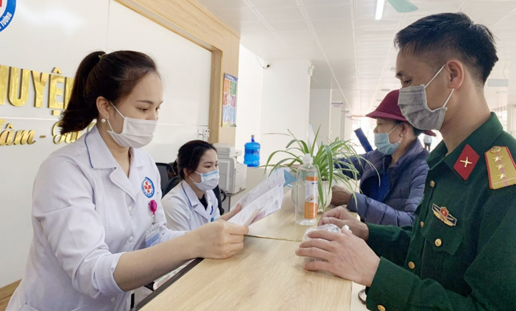 Người dân làm thủ tục đăng ký khám chữa bệnh tại Trung tâm Y tế huyện Tiên Yên.