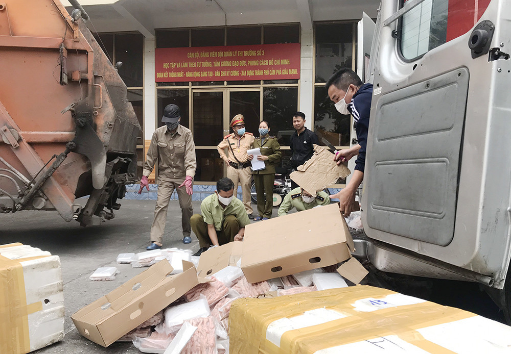 Lực lượng chức năng TP Cẩm Phả bắt giữ phương tiện vận chuyển 1.020kg chân gà không rõ nguồn gốc, xuất xứ.