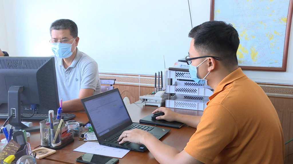 Anh Lưu Anh Tuấn, Giám đốc Công ty CP Thương mại và Logistics thực hiện các thủ tục XNC cho tàu và thuyền viên qua Cửa khẩu cảng Hòn Gai qua mạng Internet.
