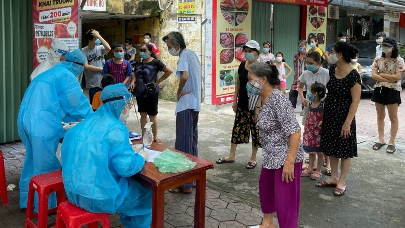 Collecting samples to test for COVID-19 in residential areas at high risk of infection in Hai Duong city.