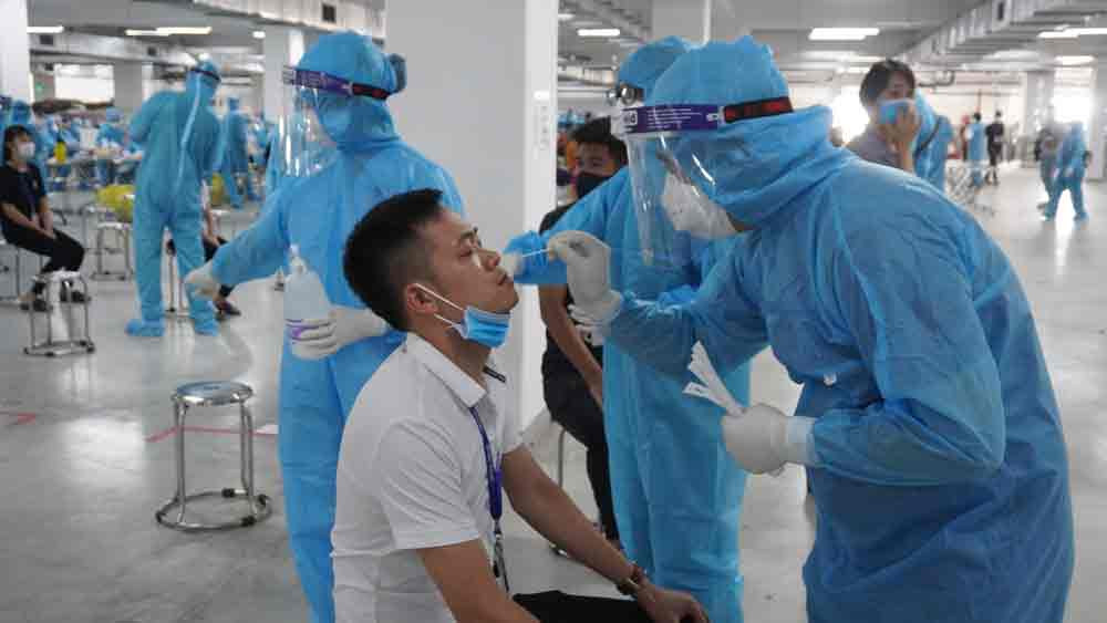 Ưu tiên hàng đầu của việc lấy mẫu xét nghiệm là công nhân các KCN trên địa bàn huyện Việt Yên.