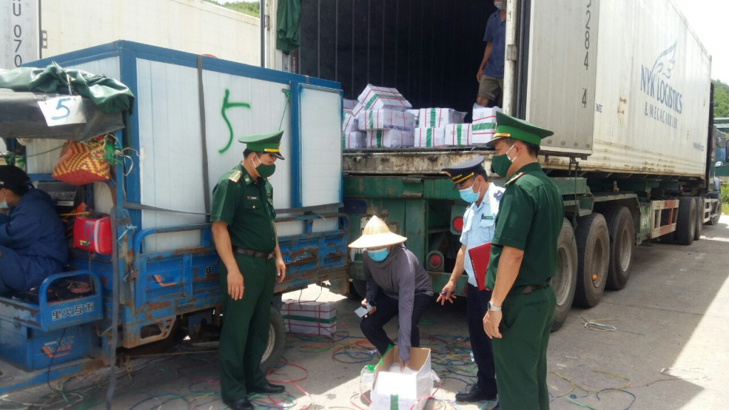 Lực lượng chức năng kiểm tra hàng hóa xuất khẩu qua cửa khẩu Bắc Phong Sinh (Hải Hà)