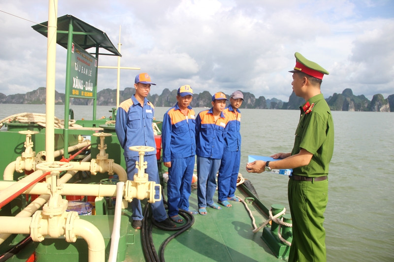 Cảnh sát PCCC&CNCH huấn luyện nghiệp vụ PCCC cho lực lượng chữa cháy tại chỗ trên các tàu chở xăng, dầu của Công ty Xăng dầu B12.