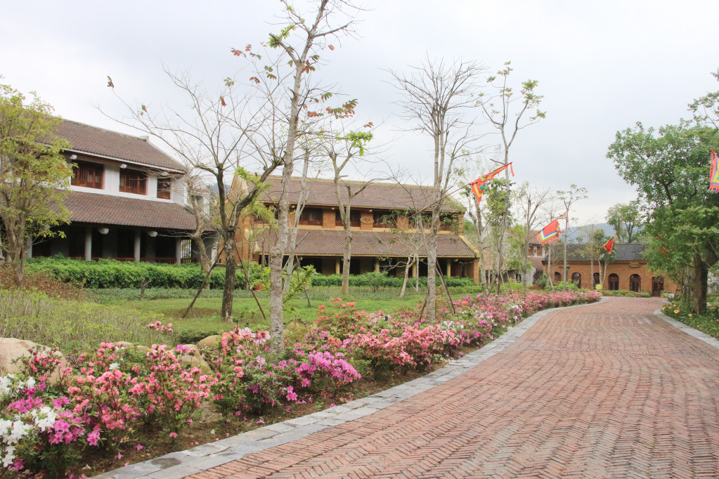 Không gian cảnh quan tại Khu di tích - danh thắng Yên Tử được tô điểm bởi sắc hoa nở bốn mùa.