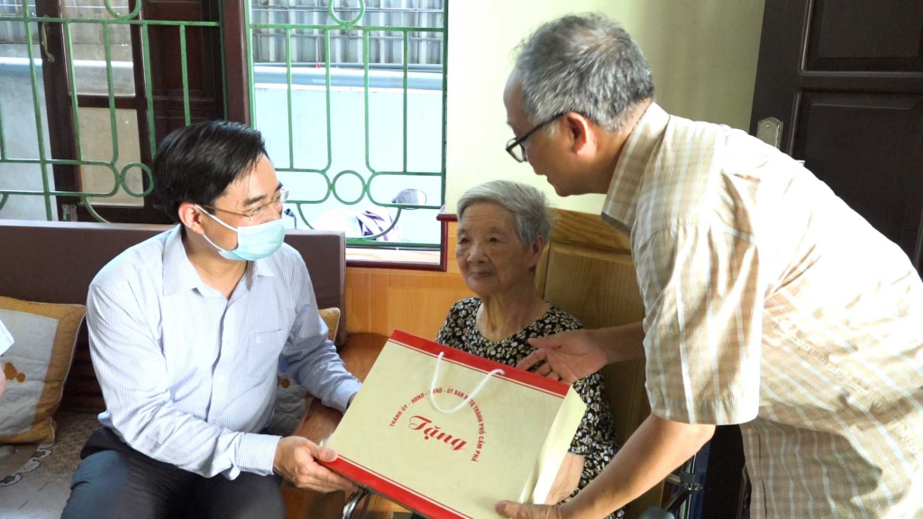 Bí thư Thành uỷ Nguyễn Anh Tú thăm, tặng quà cụ bà Đinh Thị Nhút, 107 tuổi, ở khu Tân Lập 8, phường Cẩm Thuỷ