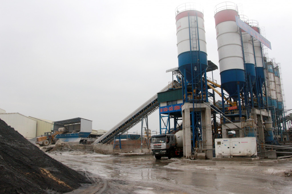 Trạm trộn bê tông Phương Nam (CCN Hà Khánh, TP Hạ Long), trung bình mỗi tháng sử dụng khoảng 20 tấn xi măng được nhập từ các nhà máy sản xuất trong tỉnh.