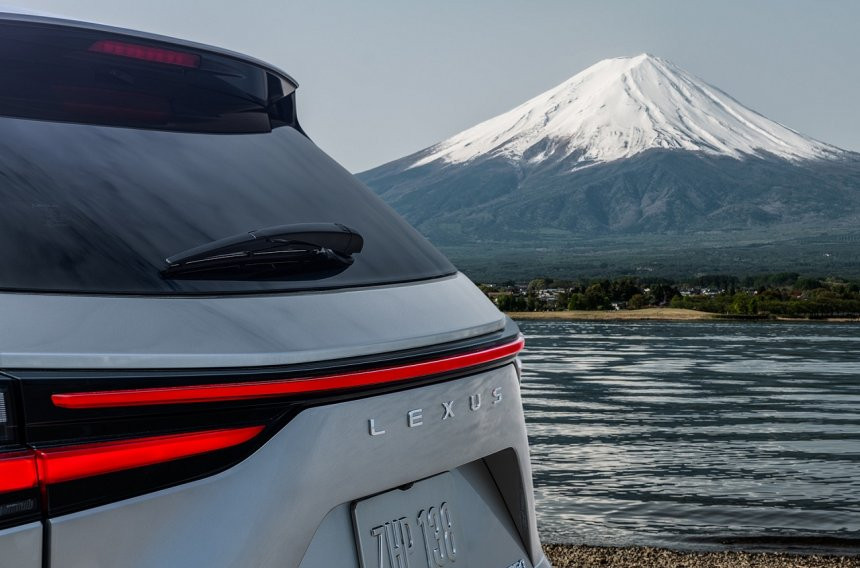 Lexus NX 2022 hoàn toàn mới lộ diện ảnh teaser đầu tiên