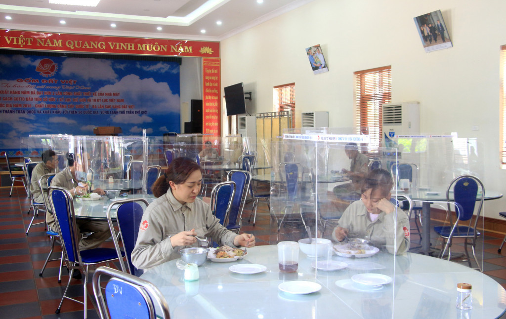 Bếp ăn tập thể của Công ty CP Gốm Đất Việt được lắp đặt vách ngăn, chắn giọt bắn phòng, chống dịch Covid-19. Ảnh: Mạnh Trường