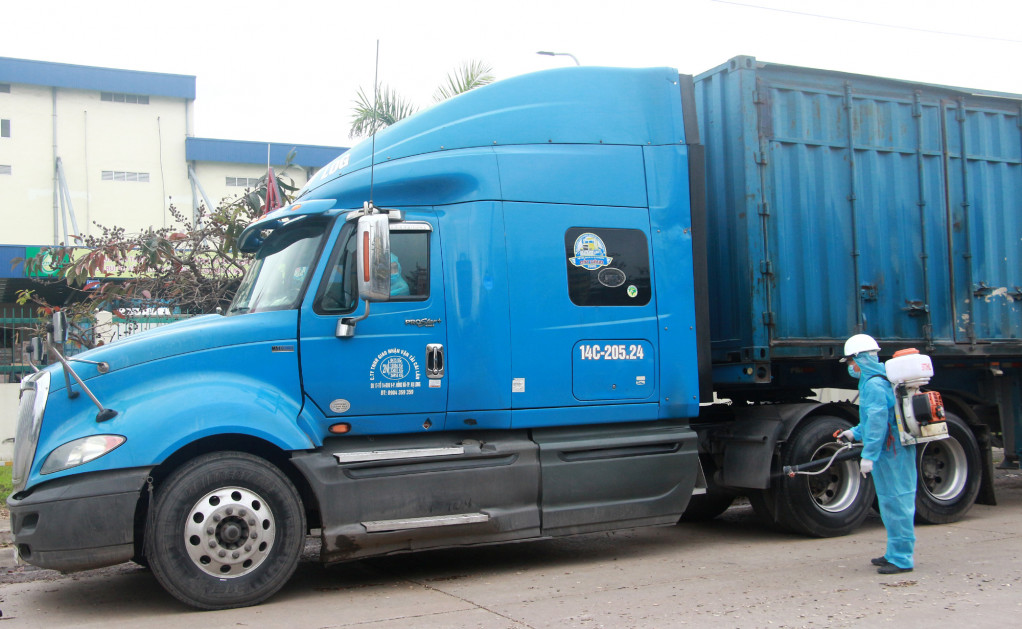 Các xe tải chở hàng ra vào Công ty TNHH Dầu thực vật Cái Lân (KCN Cái Lân, TP Hạ Long) đều bắt buộc phải phu khử trùng.
