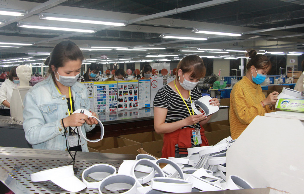 Hoạt động sản xuất mũ xuất khẩu tại Công ty TNHH Dệt may Weitai Hạ Long (KCN Việt Hưng, TP Hạ Long). Ảnh: Mạnh Trường
