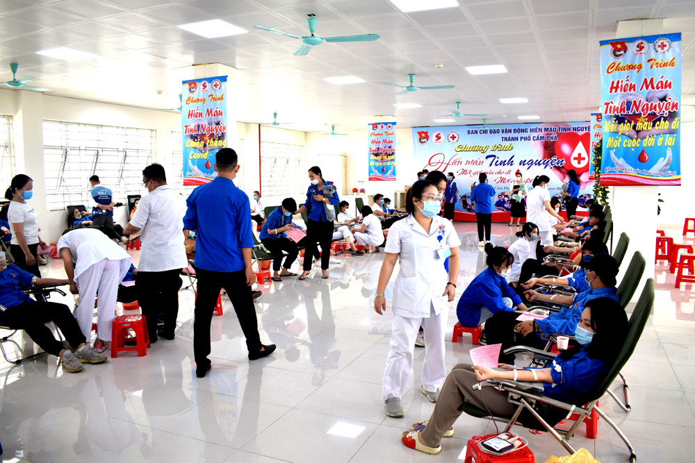 Một góc Chương trình hiến máu ngày 5/6 tại TP Cẩm Phả do Thành đoàn làm chủ trì