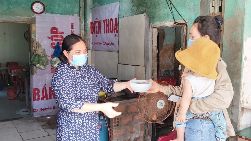 Bà Nguyễn Thị Tân bán hàng ăn sáng cho khách mang về.