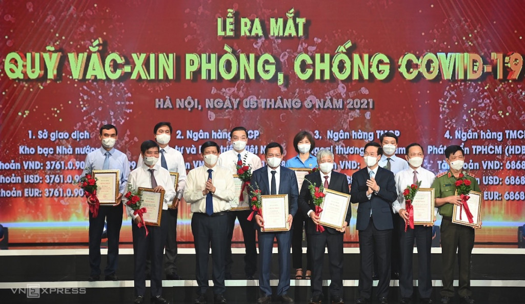 Thường trực Ban Bí thư Võ Văn Thưởng, Bộ trưởng Bộ Y tế Nguyễn Thanh Long và đại diện bộ ngành, DN đóng góp cho Quỹ vaccine phòng chống COVID-19. Ảnh VGP