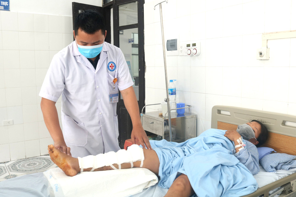 Bệnh nhân C.N.M (xã Lục Hồn, huyện Bình Liêu) điều trị tại Trung tâm Y tế huyện Tiên Yên vừa qua cơn nguy kịch do được các y, bác sĩ của Trung tâm hiến máu ngày 31/5/2021.