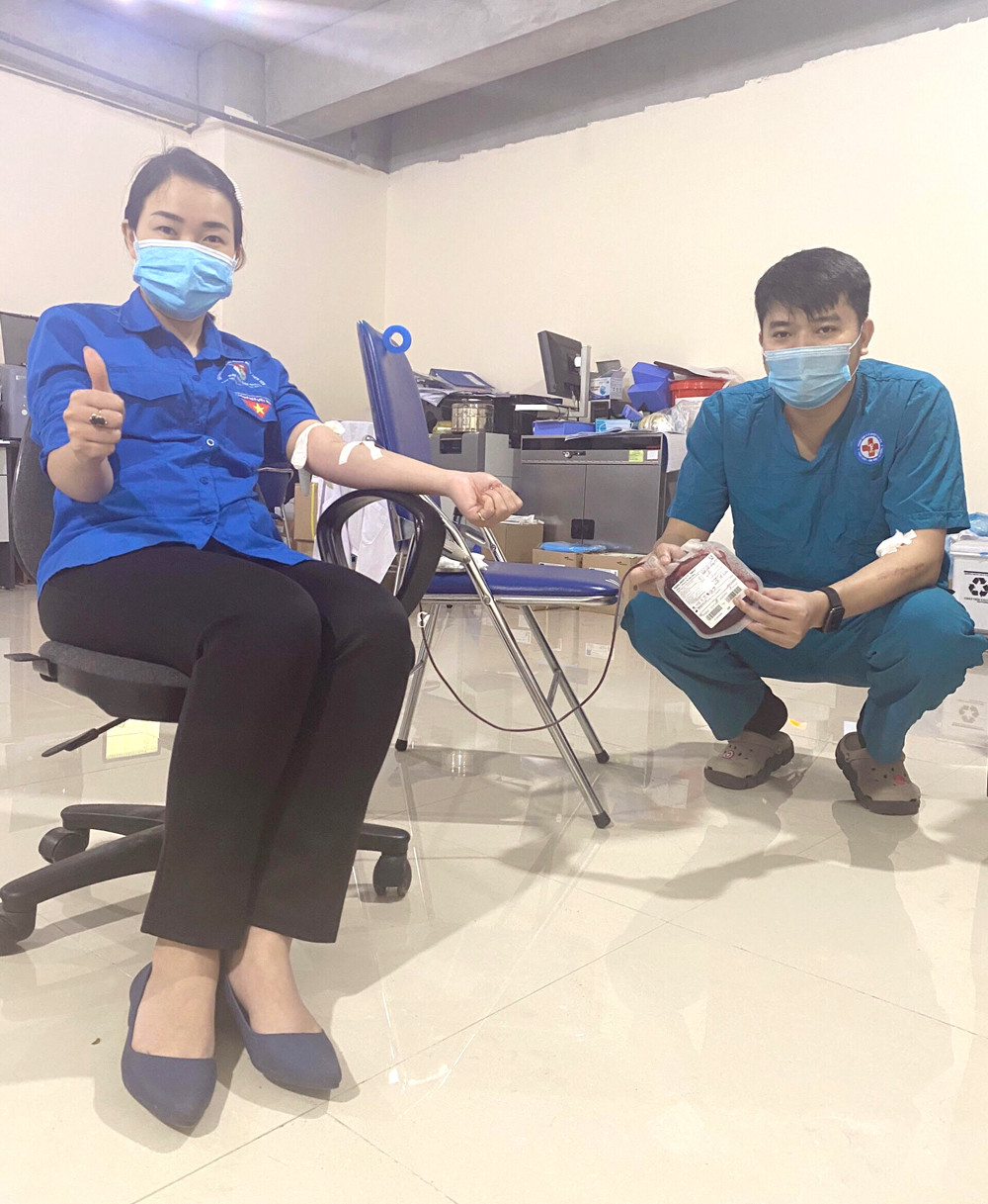 Chị Mai Việt Hồng, Phó Chủ nhiệm CLB Ngân hàng máu sống huyện Tiên Yên trong lần hiến máu giúp bệnh nhân C.N.M (xã Đồng Văn, huyện Bình Liêu) qua cơn nguy kịch.