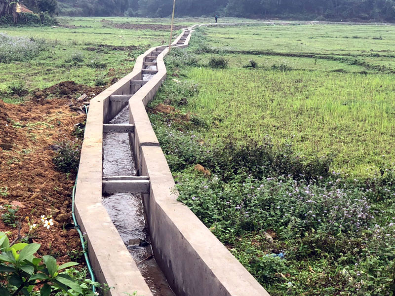 Hệ thống kênh mương thủy lợi phục vụ sản xuất được đầu tư, đáp ứng nhu cầu sản xuất của người dân trên địa bàn huyện.