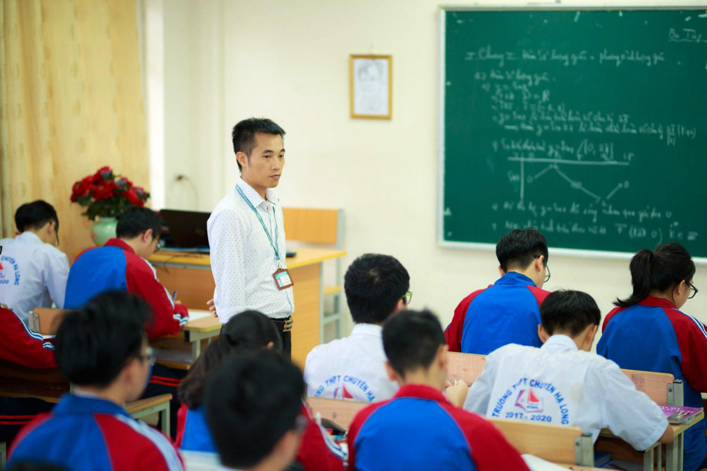 Thầy giáo Hà Đại Tôn, Trường THPT Chuyên Hạ Long, luôn tiên phong, đổi mới phương pháp giảng dạy, bồi dưỡng học sinh giỏi.