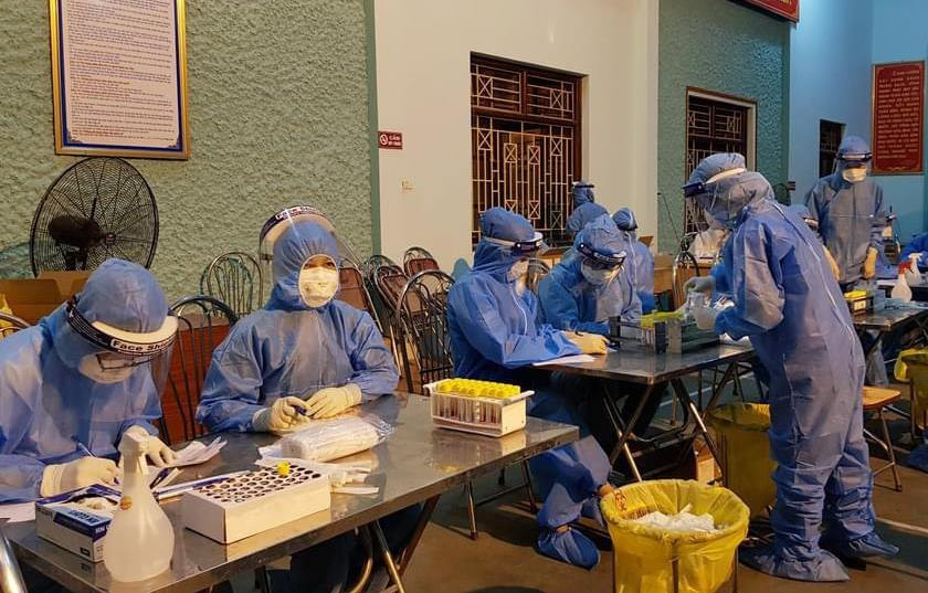 Hơn 200 y bác sĩ tỉnh Quảng Ninh tình nguyện xung kích sang tâm dịch Bắc Giang hỗ trợ công tác phòng chống dịch. 