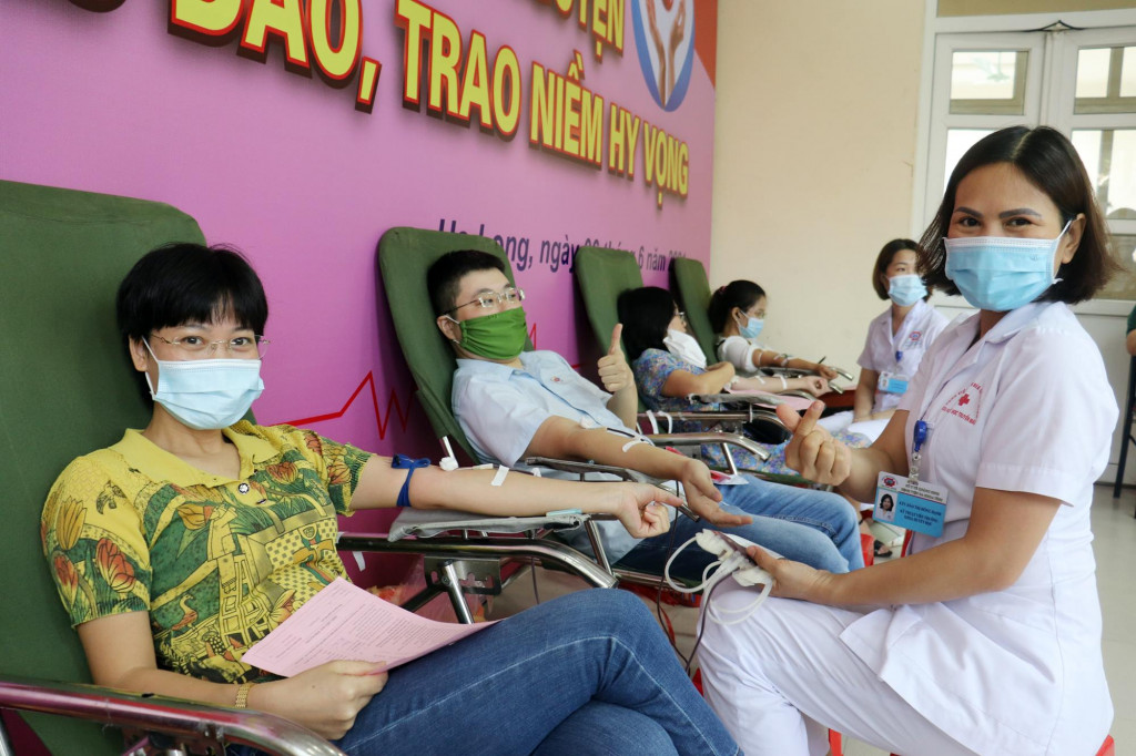 Cán bộ, phóng viên Trung tâm Truyền thông tỉnh Quảng Ninh xung kích tham gia hiến máu tình nguyện.