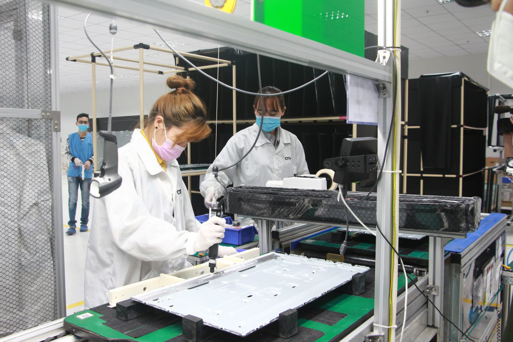 Sản xuất thiết bị điện tử tại Nhà máy S-Việt Nam của Tập đoàn Foxconn (KCN Đông Mai).