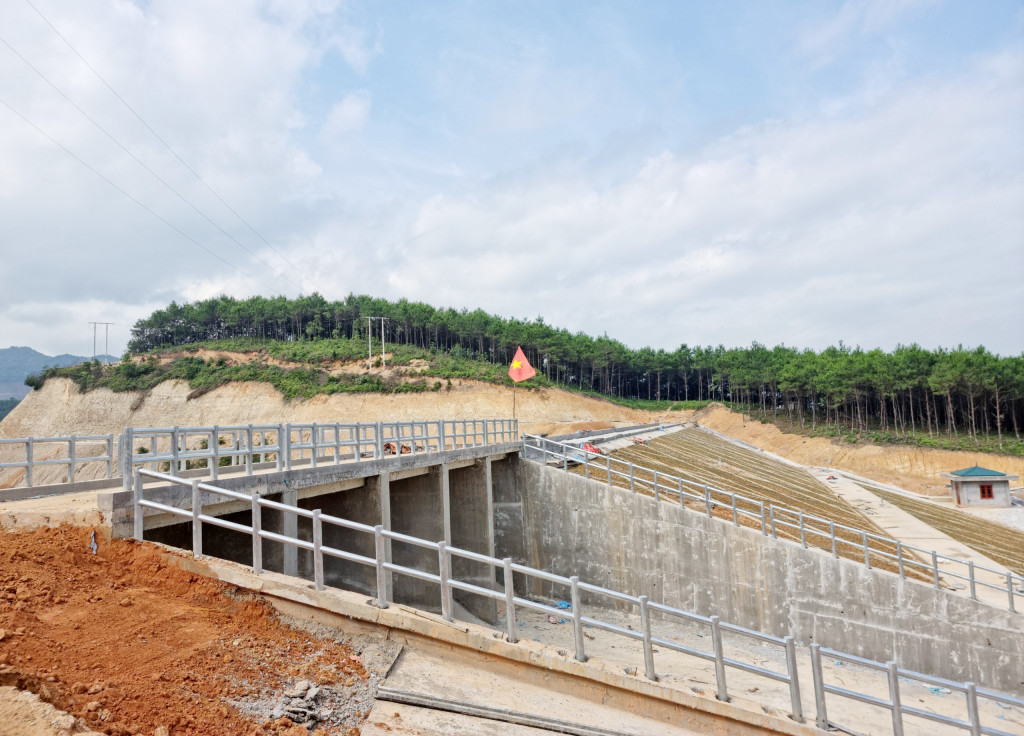 Công trình hồ chứa nước Nà Mo (xã Vô Ngại) cơ bản được hoàn thành.